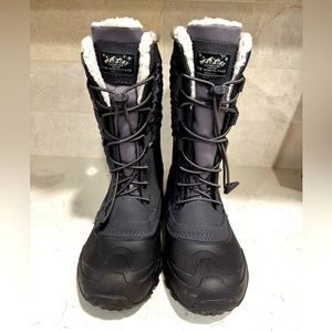 THE NORTH FACE Kids' Alpine Fun Snow Boot Size 5. Barely used maybe once!!